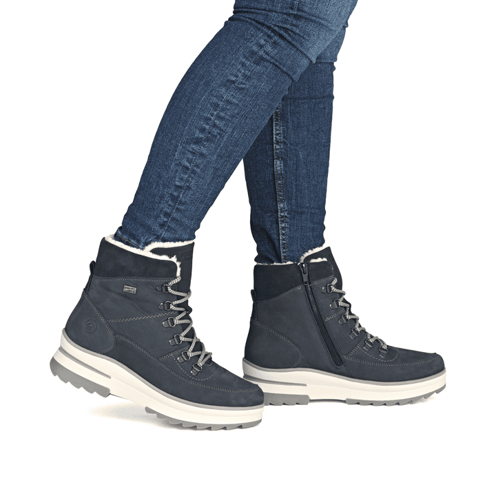 Stahlblaue remonte Damen Schnürstiefel D2B74-14 mit griffiger Glass-Fibre Sohle. Schuh am Fuß.