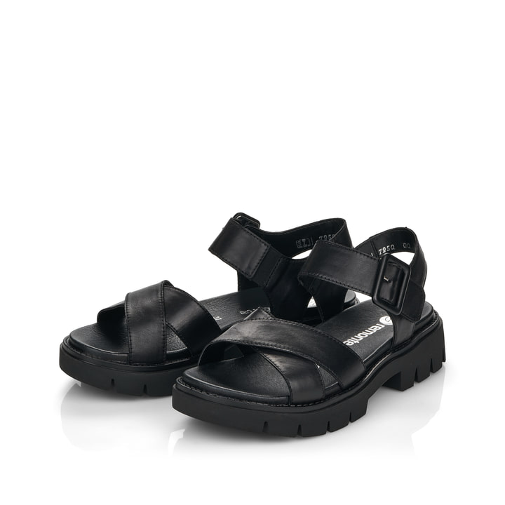 Schwarze remonte Riemchensandalen D7950-00 mit einem Klettverschluss. Schuhpaar seitlich schräg.