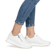 Weiße remonte Damen Sneaker Low D2G01-80 mit Reißverschluss sowie Komfortweite G. Schuh am Fuß.