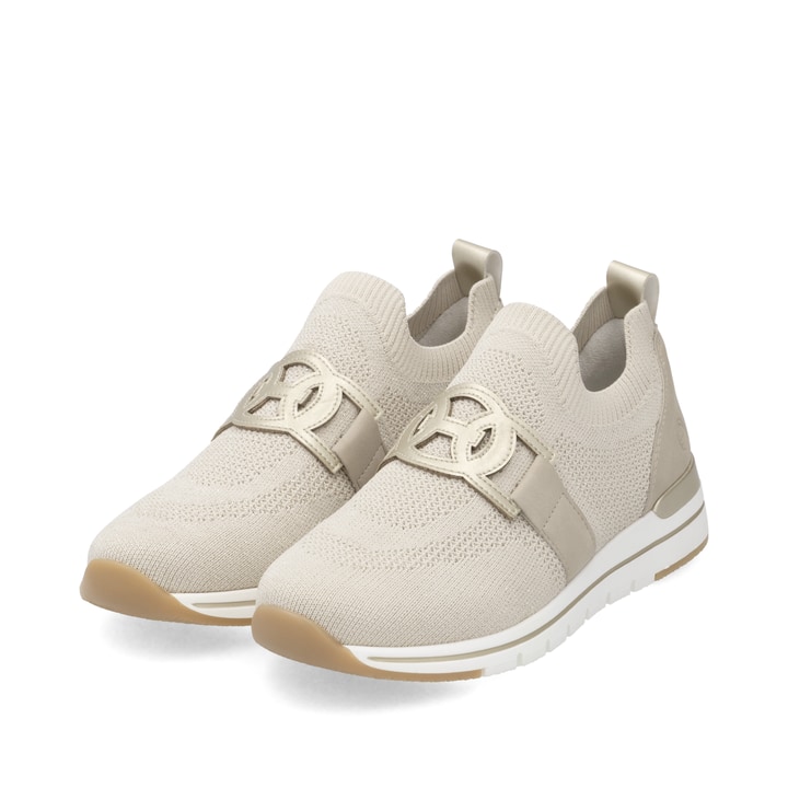 Beige remonte Damen Slipper R6713-60 mit einem Gummizug sowie der Komfortweite G. Schuhpaar seitlich schräg.