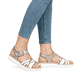 Metallische vegane remonte Riemchensandalen D2K55-90 mit einem Klettverschluss. Schuh am Fuß.