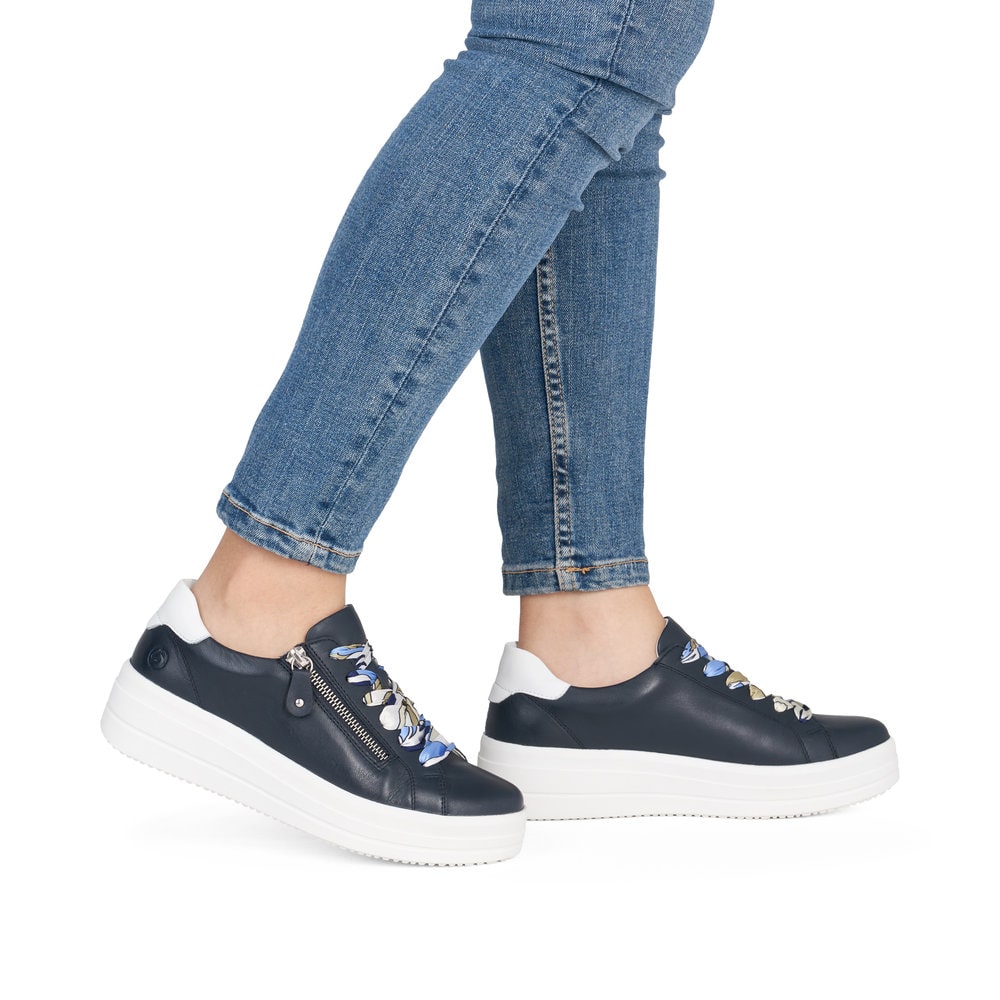 Baskets basses remonte bleues pour femme D1C06-14 avec fermeture éclair. Chaussure au pied.