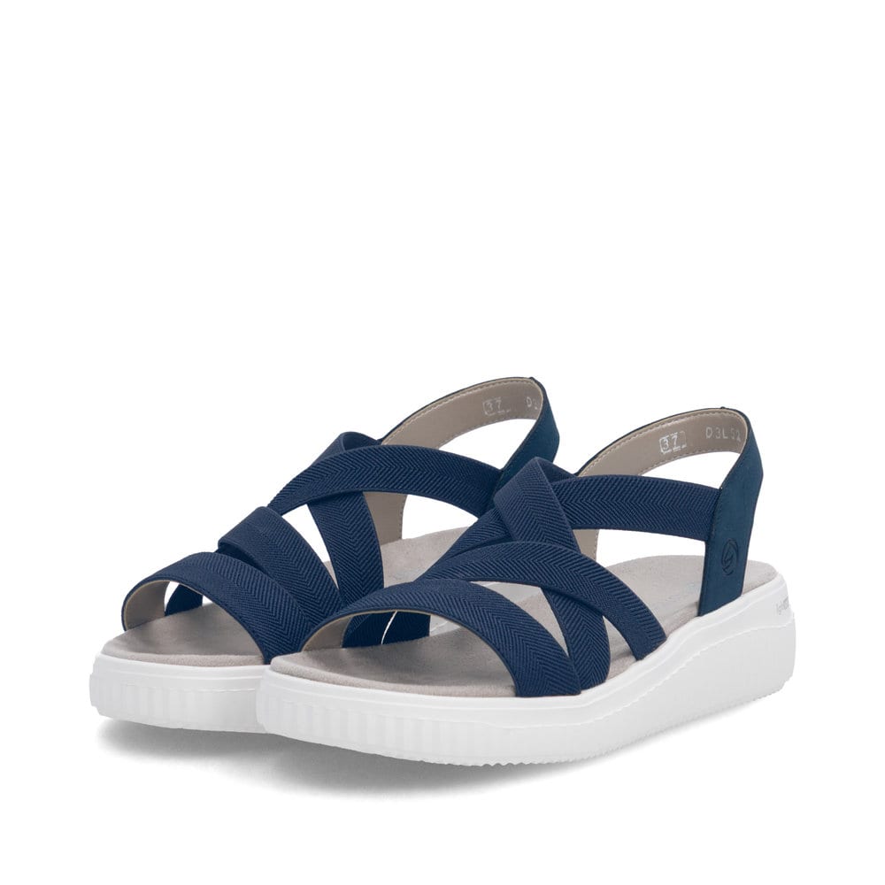 Blaue remonte Riemchensandalen D3L52-14 mit einem Gummizug sowie Extraweite H. Schuhpaar seitlich schräg.