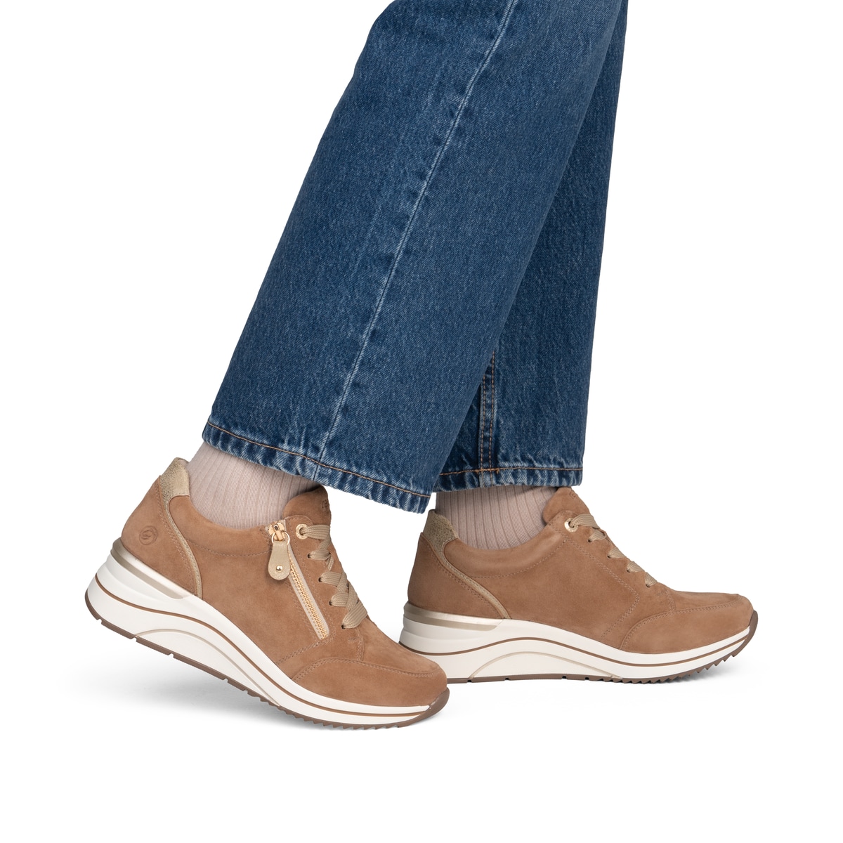 Camelfarbene remonte Damen Sneaker D0T03-64 mit einem Reißverschluss. Schuh am Fuß.