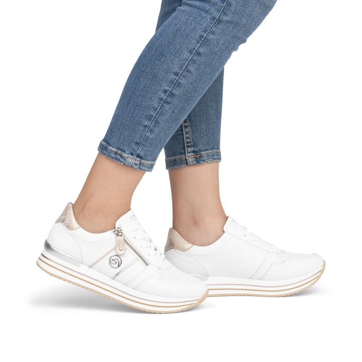 Weiße remonte Damen Sneaker Low D1327-81 mit Reißverschluss sowie Komfortweite G. Schuh am Fuß.