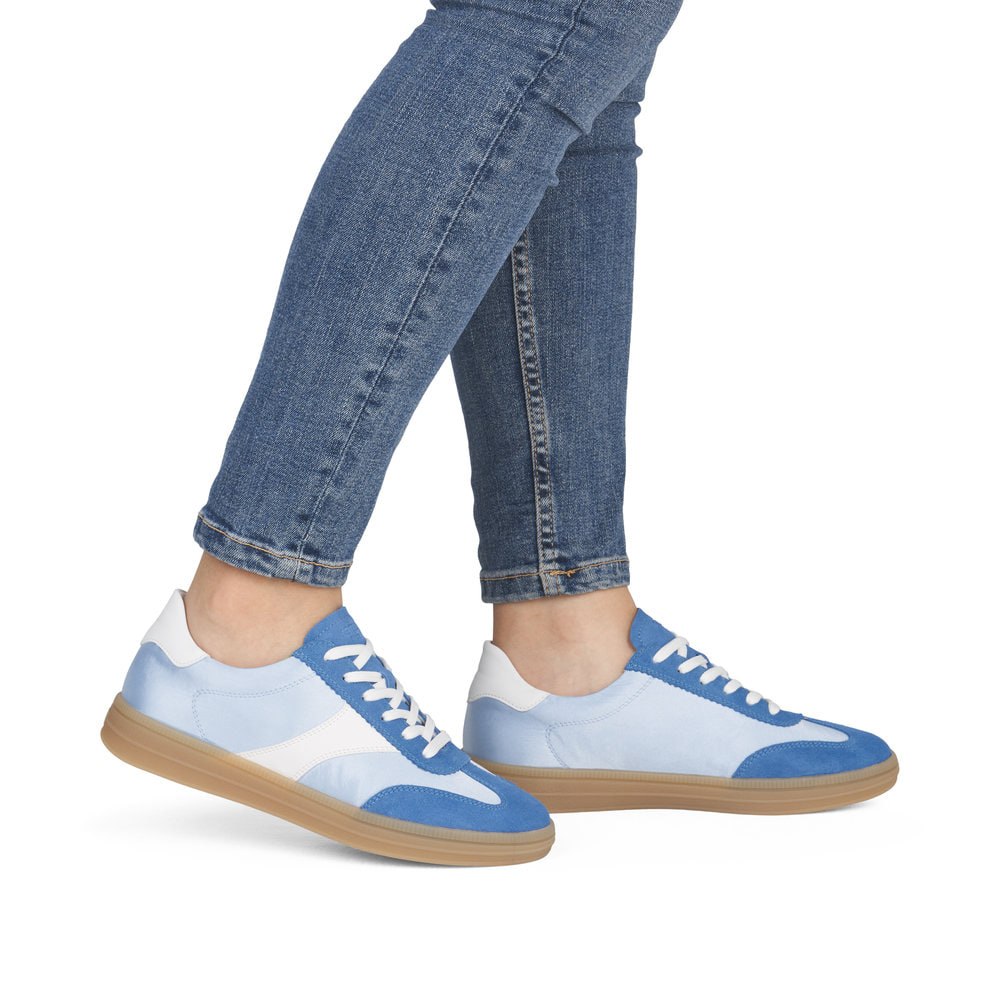 Blauweiße remonte Damen Sneaker D2C01-10 mit Schnürung sowie der Komfortweite G. Schuh am Fuß.