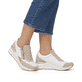 Weiße vegane remonte Damen Sneaker Low D0T01-80 mit einem Reißverschluss. Schuh am Fuß.