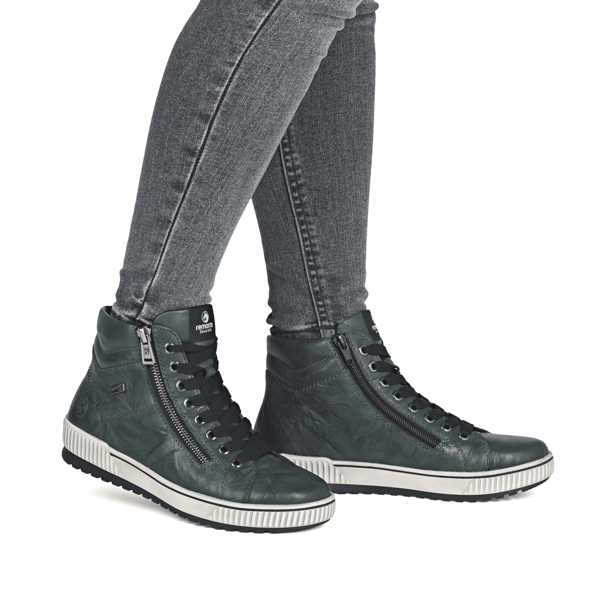 Olivgrüne remonte Damen Schnürstiefel D0772-54 mit wasserabweisender TEX-Membran. Schuh am Fuß.