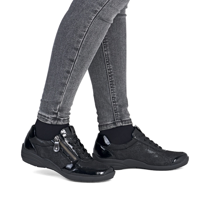 Baskets basses remonte noires pour femme R7637-04 avec fermeture éclair. Chaussure au pied.