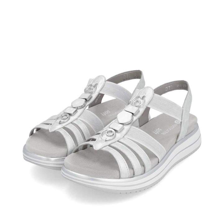 Silberne vegane remonte Riemchensandalen D1J60-90 mit einem Gummizug. Schuhpaar seitlich schräg.