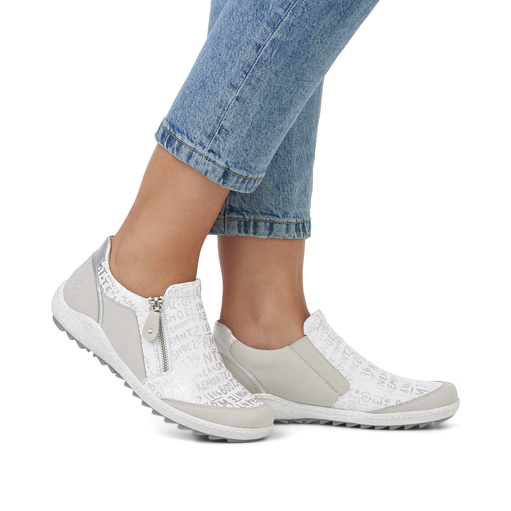 Silberweiße remonte Damen Slipper R1428-80 mit einem Reißverschluss. Schuh am Fuß.