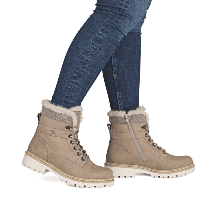 Camelfarbene remonte Damen Schnürstiefel D0B81-20 mit weichem Schaftrand. Schuh am Fuß.