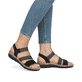 Schwarze remonte Riemchensandalen R6861-02 mit einem Klettverschluss. Schuh am Fuß.