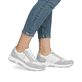 Weiße remonte Damen Sneaker Low D1S03-80 mit Reißverschluss sowie Komfortweite G. Schuh am Fuß.