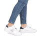 Weiße remonte Damen Schnürschuhe D3E02-80 mit dekorativem Schmuckdetail. Schuh am Fuß.