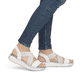 Weiße remonte Riemchensandalen D1J50-81 mit Gummizug sowie weicher Einlegesohle. Schuh am Fuß.