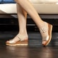 Beige remonte Keilsandaletten D2L53-60 mit einem Klettverschluss. Schuh am Model.