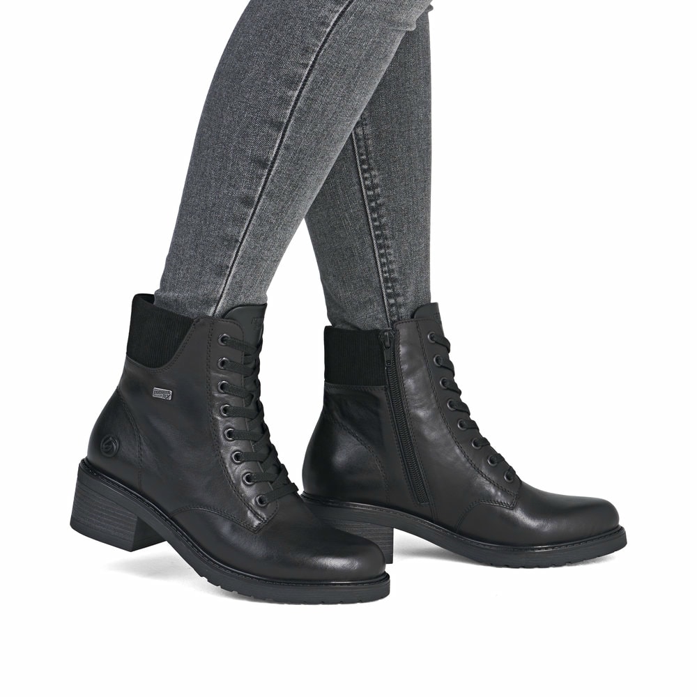 Schwarze remonte Damen Stiefeletten D1A70-01 mit wasserabweisender TEX-Membran. Schuh am Fuß.