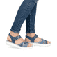 Blaue vegane remonte Riemchensandalen D2K55-14 mit einem Klettverschluss. Schuh am Fuß.