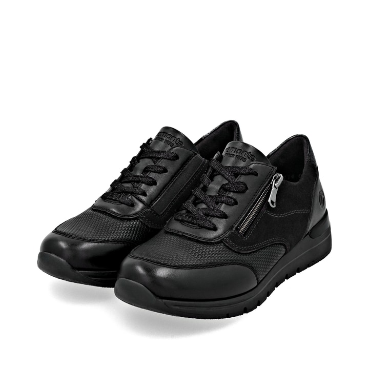 Schwarze remonte Damen Sneaker R6714-02 mit Reißverschluss sowie Komfortweite G. Schuhpaar seitlich schräg.