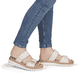 Beige remonte Damen Pantoletten D0Q64-60 mit einem Klettverschluss. Schuh am Fuß.