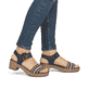 Schwarze remonte Riemchensandaletten D0N58-03 mit einem Klettverschluss. Schuh am Fuß.