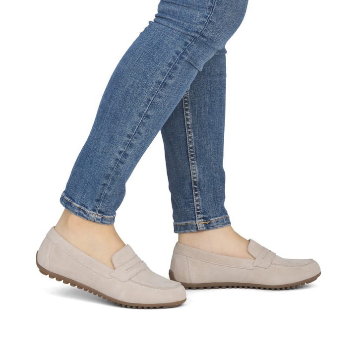 Beige remonte Damen Loafer D3K00-60 mit einer herausnehmbaren Einlegesohle. Schuh am Fuß.