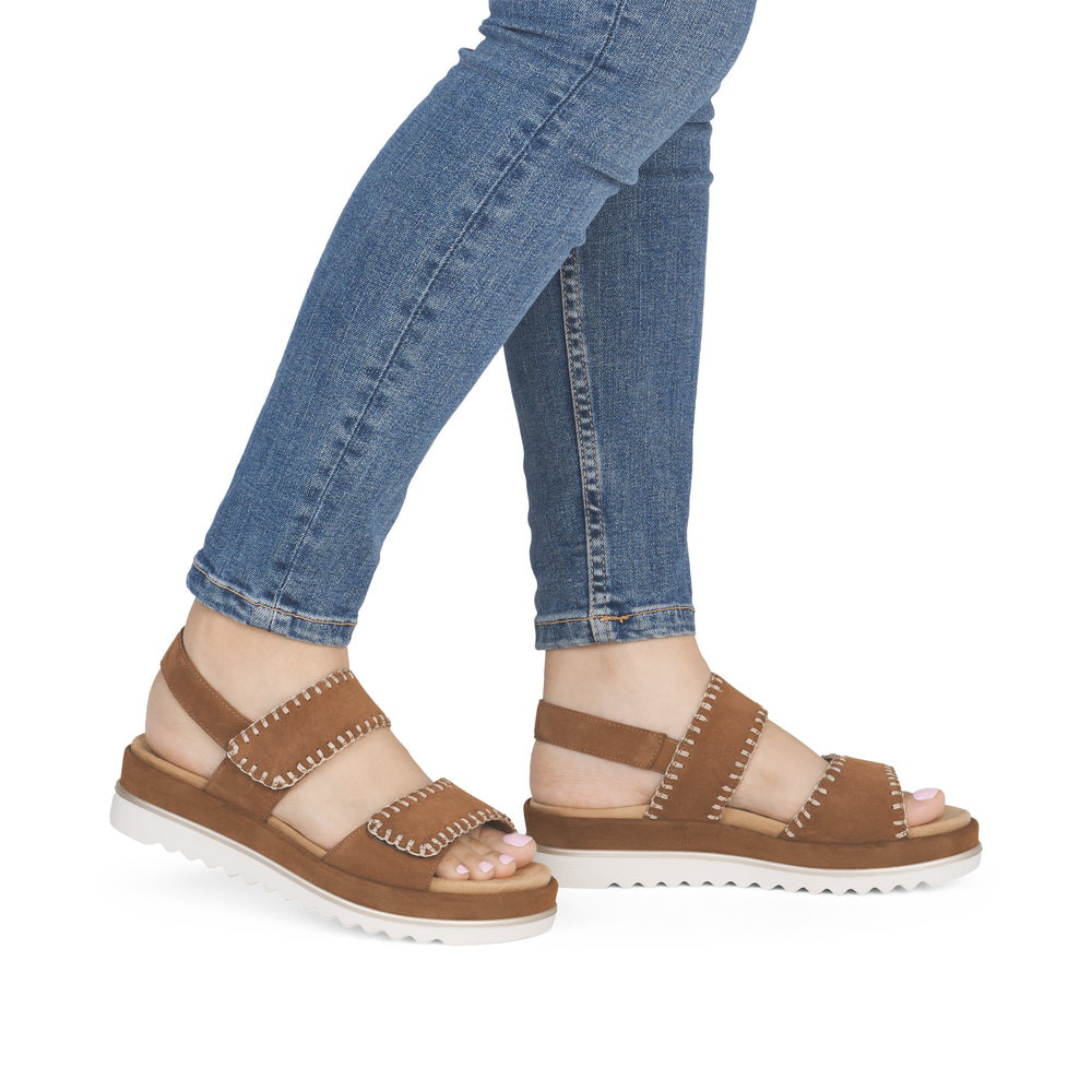 Braune remonte Riemchensandalen D3P50-22 mit handgestickten Nähten. Schuh am Fuß.