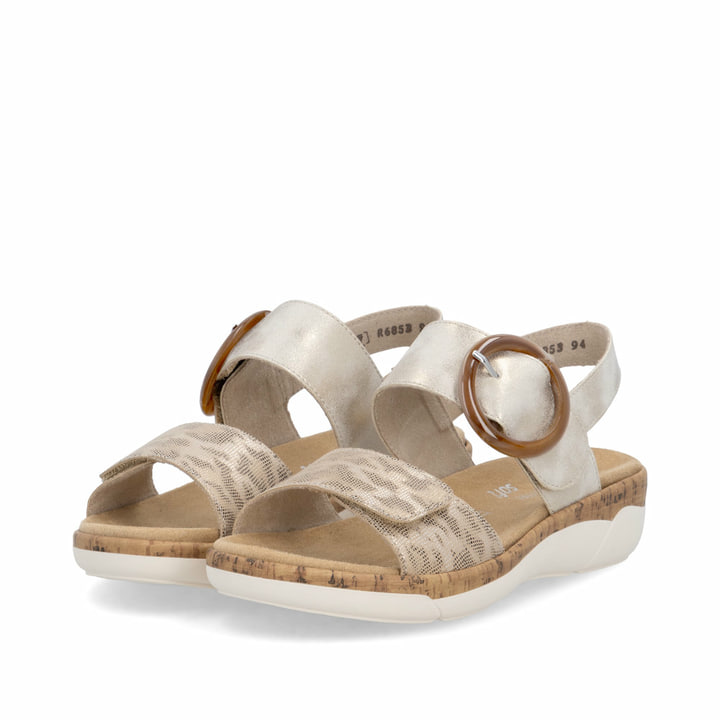 Goldene remonte Riemchensandalen R6853-94 mit trendiger Schnalle. Schuhpaar seitlich schräg.
