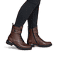 Braune remonte Damen Schnürstiefel D8657-22 mit einem Reißverschluss. Schuh am Fuß.