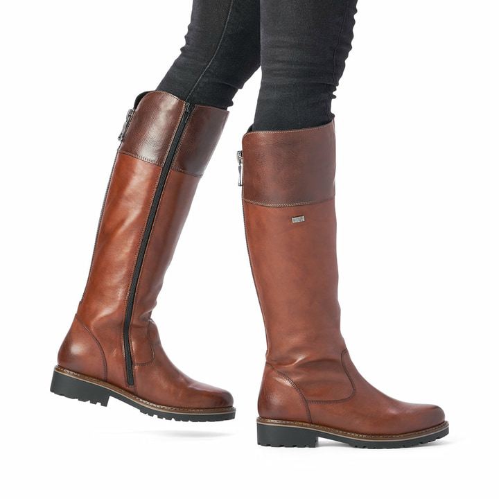
Karamellbraune remonte Damen Hochschaftstiefel R6581-22 mit einer Profilsohle. Schuh am Fuß