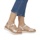 Rosane remonte Riemchensandalen D0Q52-31 mit einem Klettverschluss. Schuh am Fuß.