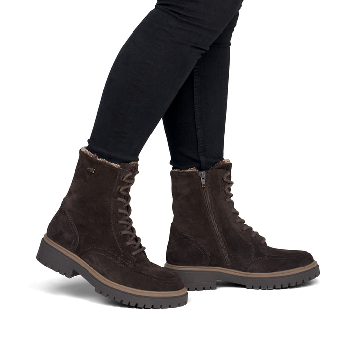 Dunkelbraune remonte Damen Schnürstiefel D4B70-25. Schuh am Fuß.