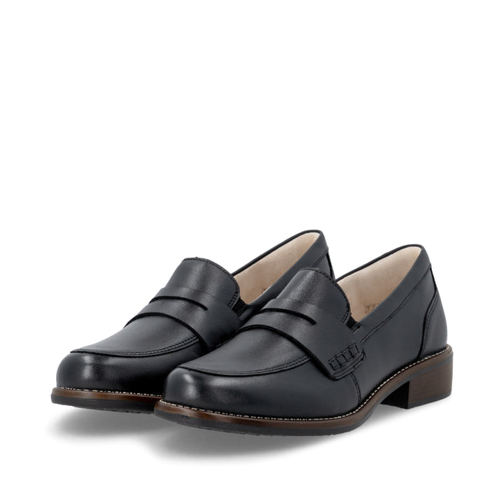 Schwarze remonte Damen Loafer D0F05-00 mit einem Gummizug. Schuhpaar seitlich schräg.