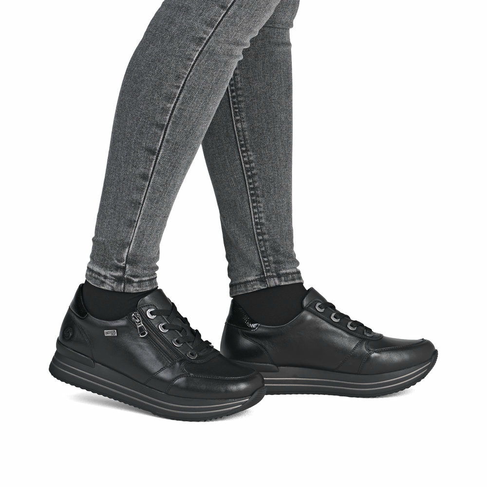 Schwarze remonte Damen Sneaker D1302-00 mit wasserabweisender remonteTEX-Membran. Schuh am Fuß.