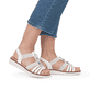 Weiße vegane remonte Riemchensandalen D2073-80 mit einem Gummizug. Schuh am Fuß.
