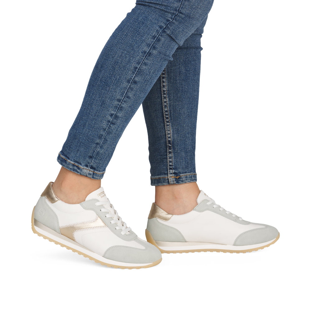 Weiße remonte Damen Sneaker D3H03-80 mit einer Schnürung sowie der Extraweite H. Schuh am Fuß.