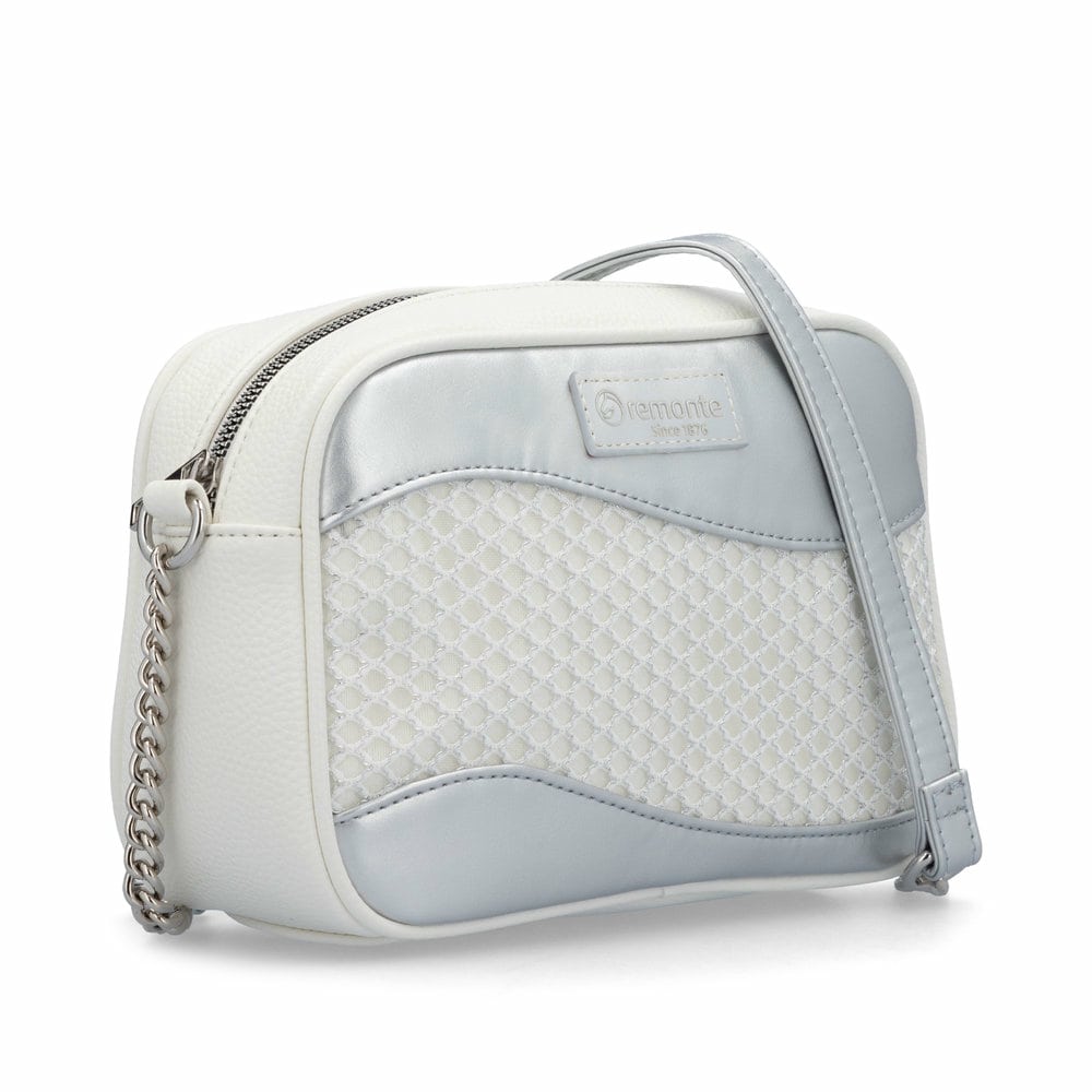 remonte Damen Handtasche Q0627-00 in Glanzschwarz aus Kunstleder mit Überschlag und Reißverschluss. Handtasche getragen.