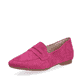 Magentafarbene remonte Damen Loafer D0K02-31 mit einem Elastikeinsatz. Schuh seitlich schräg.