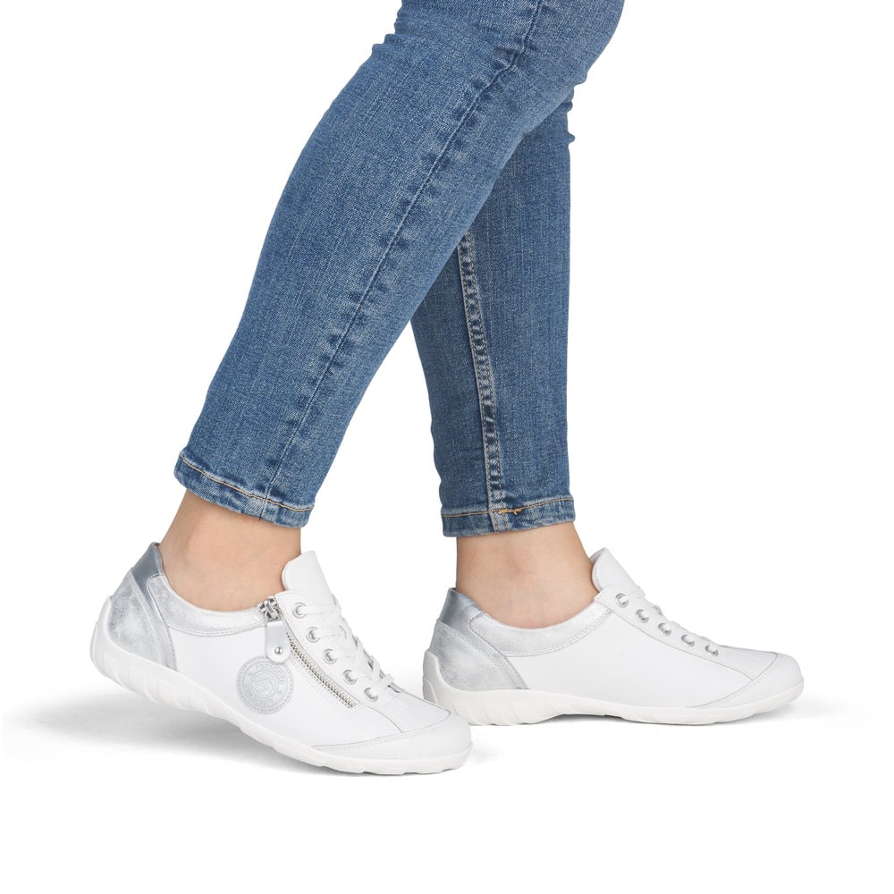 Weißsilberne vegane remonte Damen Schnürschuhe R3408-82 mit einem Reißverschluss. Schuh am Fuß.