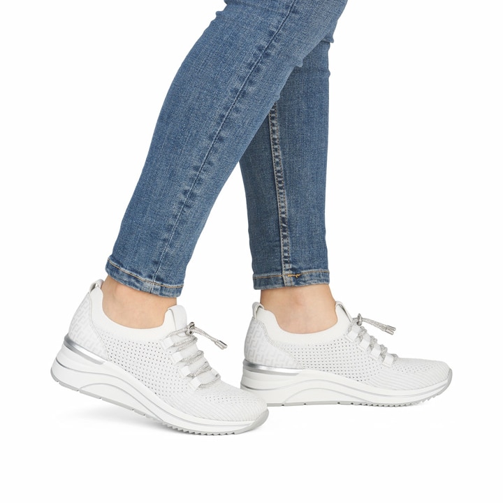 Weiße remonte Damen Slipper D0T18-80 mit einem Gummizug sowie der Extraweite H. Schuh am Fuß.