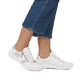 Weiße remonte Damen Schnürschuhe D1E00-81 mit einem Reißverschluss. Schuh am Fuß.
