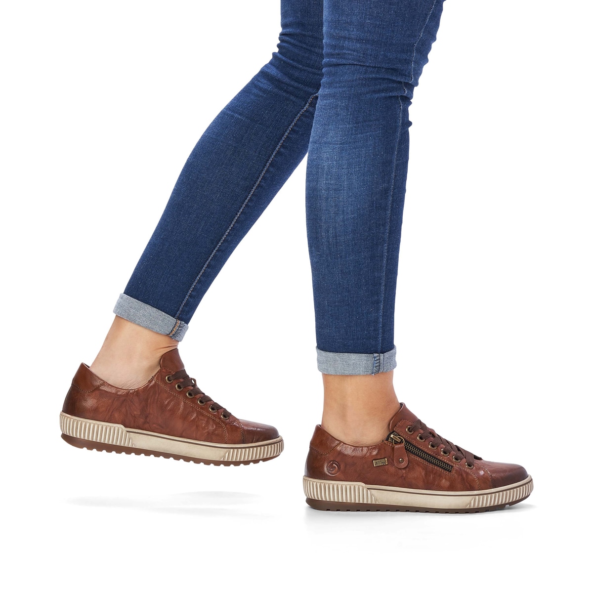 Braune remonte Damen Schnürschuhe D0700-22 mit wasserabweisender TEX-Membran. Schuh am Fuß.