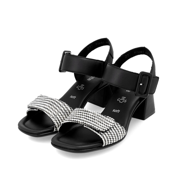 Schwarze remonte Riemchensandaletten D1K51-03 mit einem Klettverschluss. Schuhpaar seitlich schräg.