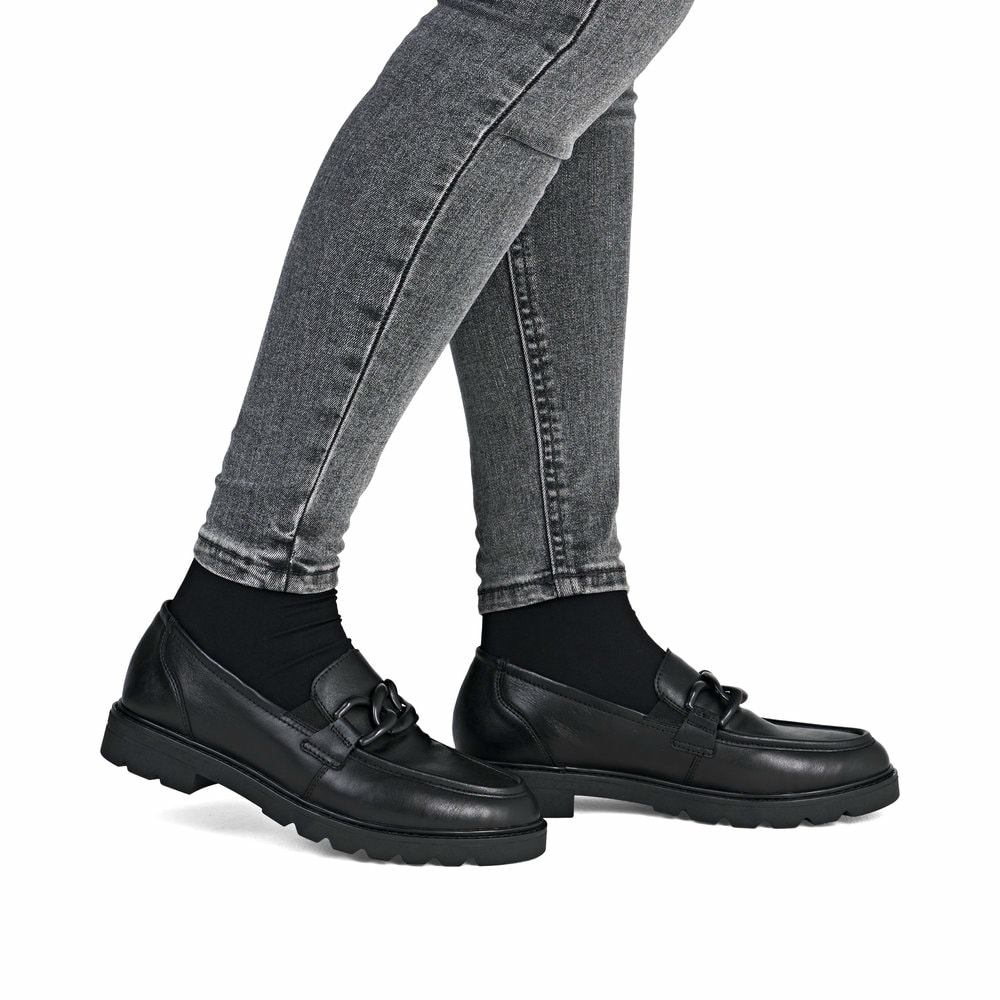 Schwarze remonte Damen Loafer D2Q01-00 mit Deko-Kette sowie einem Gummizug. Schuh am Fuß.