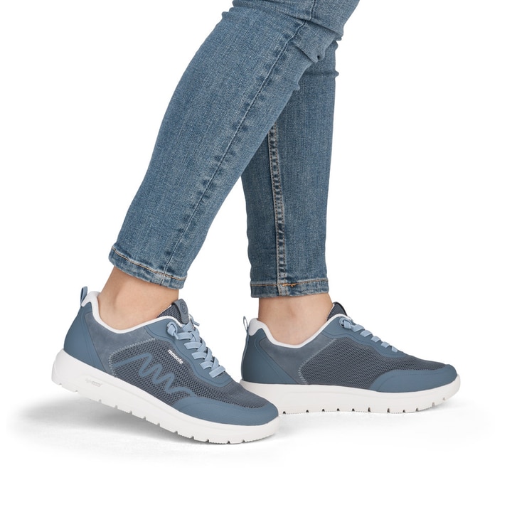 Blaue remonte Damen Slipper D2V04-12 mit einem Gummizug sowie der Extraweite H. Schuh am Fuß.