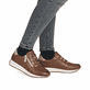 Braune remonte Damen Sneaker D0H11-25 mit einem Reißverschluss. Schuh am Fuß.