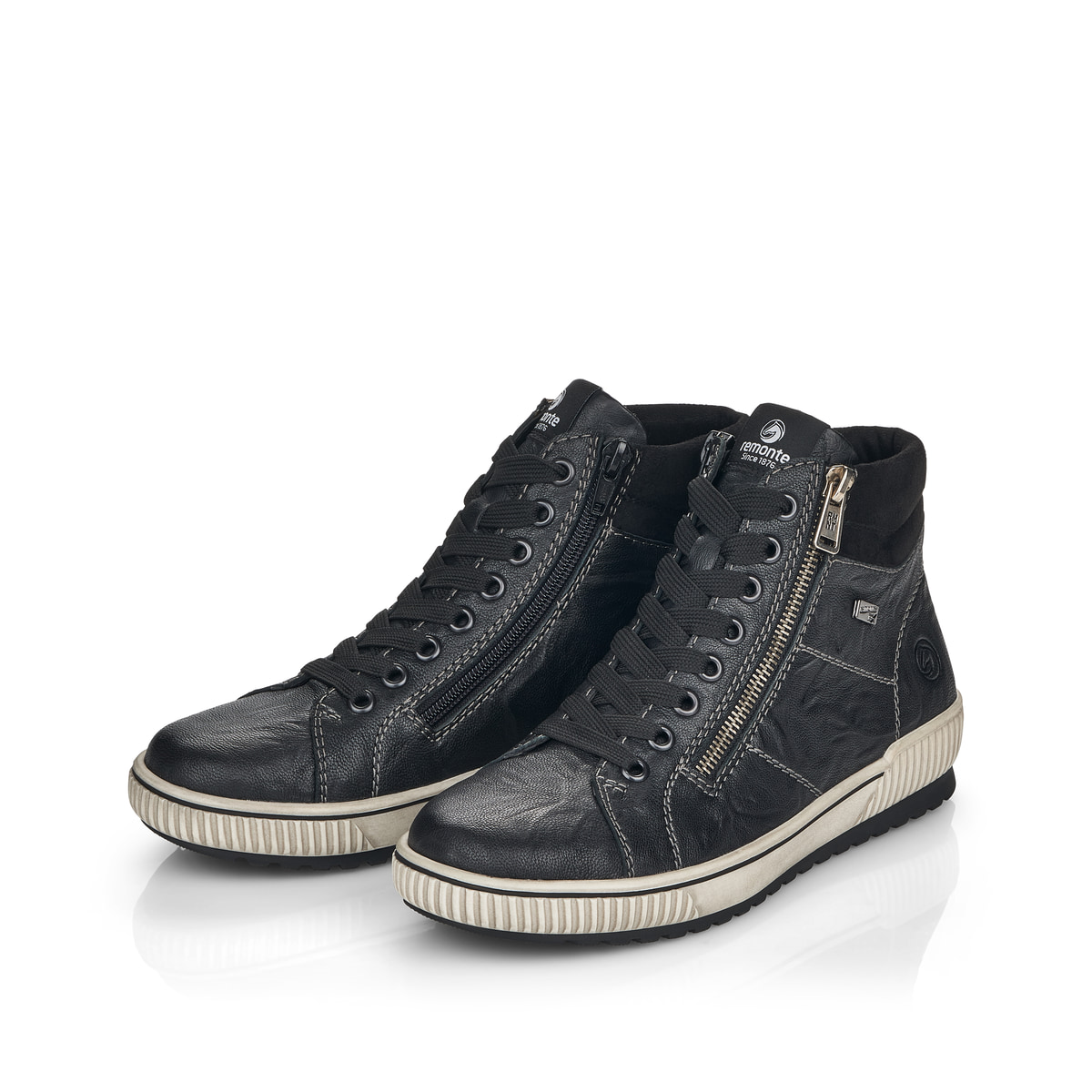 Schwarze remonte Damen Schnürstiefel D0772-01 mit wasserabweisender TEX-Membran. Schuhpaar seitlich schräg.