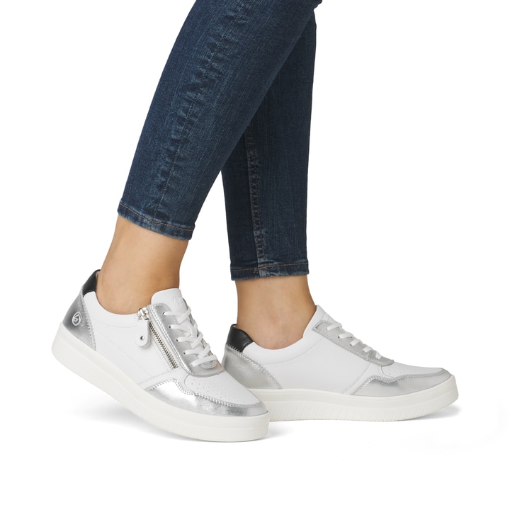 Weiße remonte Damen Sneaker Low D0J05-80 mit einem Reißverschluss. Schuh am Fuß.