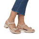 Braunbeige remonte Riemchensandaletten D0N55-60 mit einem Klettverschluss. Schuh am Fuß.